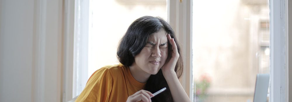 A young girl is having pain in her tooth